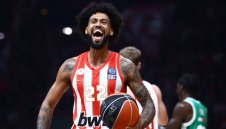 Везенков и Олимпиакос изравниха в битката за титлата