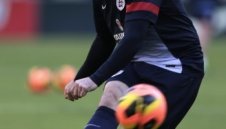 Гари Невил: Руни трябва да остане