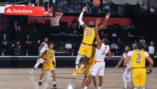 НБА се завърна! ЛеБрон измъкна Лейкърс срещу Клипърс в края