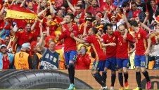 Пике измъкна Испания на старта + ВИДЕО