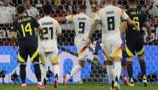 Куриозен шут: Фюлкруг счупил ръката на фен