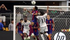 Фенове ще гледат „Ел Класико“ през крив макарон