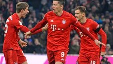 Байерн съсипа Шалке и се доближи плътно зад "биковете"
