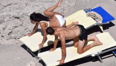 Влюбената кака Никол сияе до Гришо, той си гледа телефона + СНИМКИ