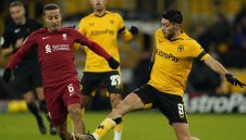 Трагичен Ливърпул стана храна и за "вълците"