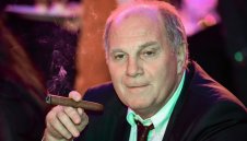 Доновете в Бундеслигата целуват ръка на Хьонес