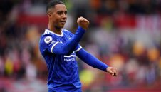 Арсенал се доближава до халф на Лестър