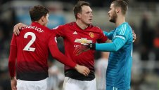 ОФИЦИАЛНО: Фил Джоунс преподписа с Юнайтед