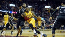 ЛеБрон с грешни шорти, но Кливланд разби Сан Антонио