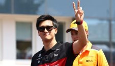 Китаец ще кара във Формула 1 поне още година