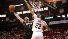 Ню Орлийнс приземи лошо Ракетите, Мело с 9 точки от пейката 