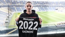 Мият Гачинович преподписа с Айнтрахт