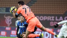 Уникален: Буфон с мач №1100