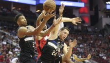 Янис и Елените укротиха Брадата и Ръсел