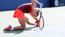 Халеп се пребори с болките, жегата и фенка на Байерн