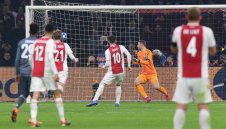 Ман Юнайтед следи половината отбор от Аякс