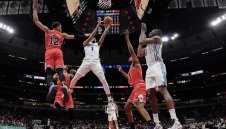 Намаляват заплатите в НБА с 25% 