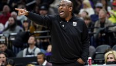 Треньорът на Сакраменто побесня - глобиха го 25 000 долара