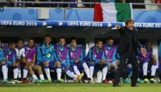 Конте прави три промени за Швеция 