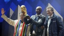 Виейра вдига световната купа, италианците бесни