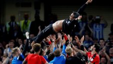 В Хъдърсфийлд поливат обилно оцеляването