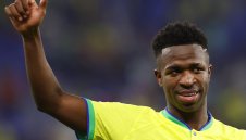 Винисиус при Бея на солта, нагъва златен стек за 600 долара