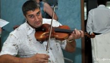 Любо Ганев надъхва националите с музика