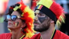 Ужас в Белгия: Хулигани чупиха витрини на магазини и замеряха автомобили с тухли