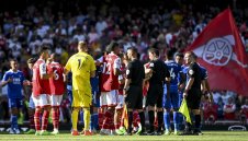 Ас на Арсенал правил секс по телефона, облечен в дамско бельо с червило и перука