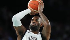 ЛеБрон отново сътвори история и продължава да е на върха