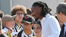 Татко Тюрам понесе новото попълнение на Юве на ръце (ВИДЕО)