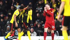 Ливърпул души около "стършел"