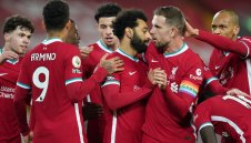 Страховит Ливърпул отново мачка, лидер е в Англия