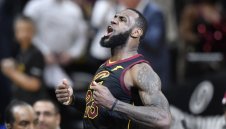 Кой друг! ЛеБрон спаси Кливланд със сирената