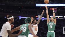 Селтикс забиха 27 тройки в Ню Йорк, фен на Никс вкара от центъра и спечели кола