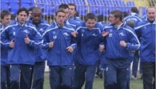 Феновете дариха шампионите с торта