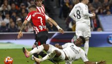 Мълния на Валверде остава Реал в битката за титлата