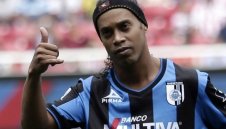 Роналдиньо катастрофира в канавка