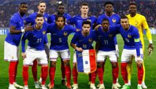 Секси модел залага на Франция + СНИМКИ