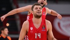 Везенков отново №1, Олимпиакос е на финал