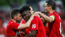 Пената скочи на чужденците в България