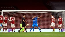 Арсенал успя да загуби от Олимпиакос, но това не бе фатално