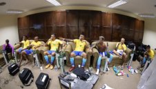 Неймар и компания с кислородни маски след мача с Боливия