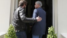 Моуриньо напусна жилището си в Лондон, потегля към Манчестър + СНИМКА