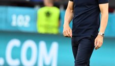 Нидерландия гони Де Бур