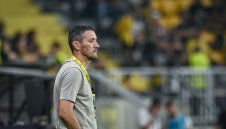 Замерят гаджето на играч на Ботев Пловдив с домат заради слаба игра