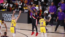 Лилард продължи с наказателната акция и срещу Лейкърс