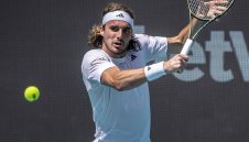 Циципас с трудна победа в Маями