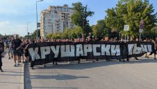 Фенове на Локо Пловдив протестираха срещу Крушарски преди мача с Добруджа + СНИМКИ