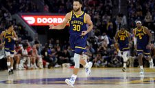 Голдън Стейт набира скорост - записа 10-а поредна победа у дома